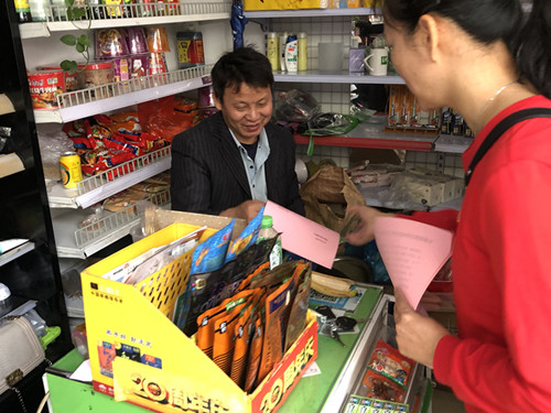 20191230 黨員向社區(qū)商鋪宣傳垃圾分類_副本.jpg