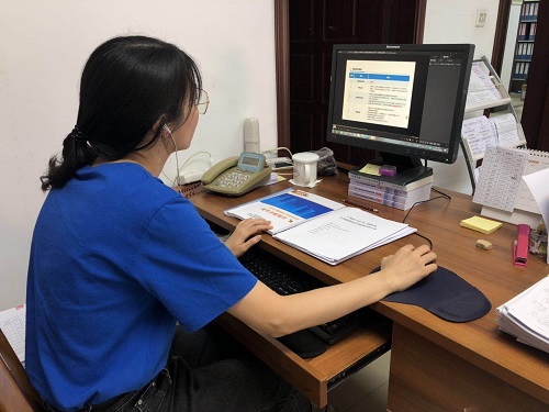 圖：白鶴洞街工作人員在觀看住房保障培訓視頻.jpg