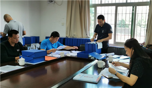 專家組核查荔灣體校相關(guān)的辦學(xué)檔案資料.jpg