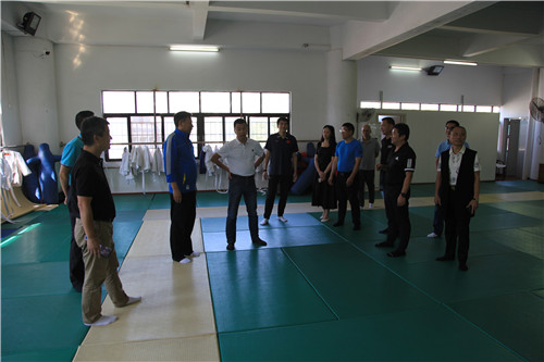 專家組檢查了荔灣體校訓(xùn)練場(chǎng)館設(shè)施.jpg
