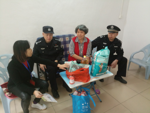 圖為：走訪小組慰問三無孤老何淑婉.jpg
