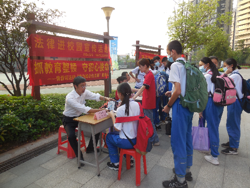 圖：到西關(guān)廣雅中學(xué)學(xué)生開展法律知識(shí)問答活動(dòng) (2).JPG
