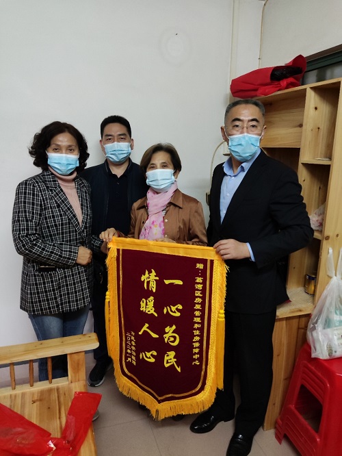 圖：市民李安怡向荔灣區(qū)住房建設(shè)局遞上錦旗.jpg