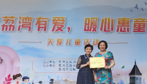 圖：愛心企業(yè)贈送兒童節(jié)禮物.jpg