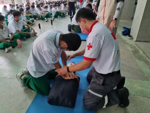 青少年在志愿導師指導下進行心肺復蘇實操.jpg