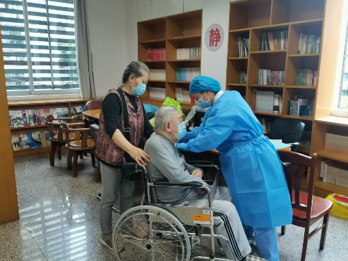 圖2 軍休干部在接種新冠疫苗.jpg