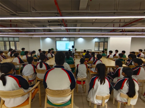 圖一：青少年學生認真參與圖書館志愿者基礎(chǔ)培訓理論.jpg