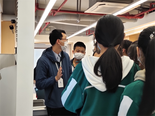 圖二：館員向?qū)W生們介紹自助借還機使用.jpg