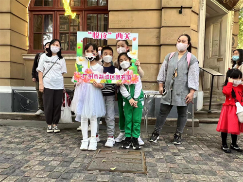 圖三：親子家庭完成關(guān)卡后合影留戀.jpg
