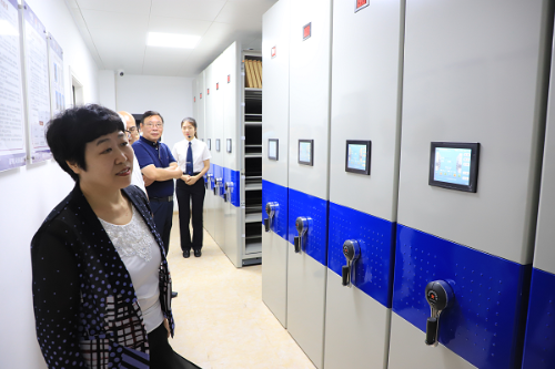 圖：司法部社區(qū)矯正管理局調(diào)研組實地感受智能檔案資料室語音控制查詢檔案演示.png