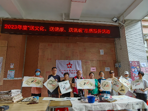 居民與書畫老師們合影留念.jpg