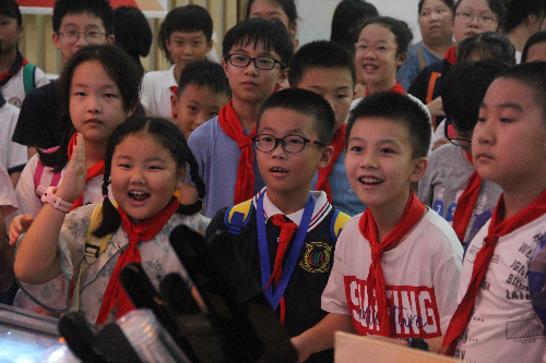 少先隊(duì)員們積極參與活動.JPG