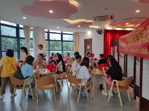 圖：新婚夫婦在活動現(xiàn)場制作中秋燈籠.jpg