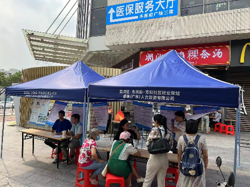 圖2：就業(yè)驛站工作人員向求職者介紹就業(yè)政策.jpg