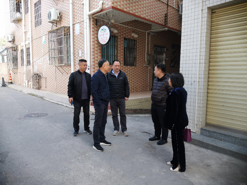 12月26日上午，區(qū)人大常委會副主任梁福政、區(qū)政協(xié)副主席莫清帶隊(duì)深入基層一線，到掛點(diǎn)花地街道轄內(nèi)人員密集場所花地人家商業(yè)廣場開展元旦春節(jié)節(jié)前安全生產(chǎn)督導(dǎo)檢查工作，花地街道黨工委書記甘偉俊、辦事處主任肖偉岸等人參加A.png
