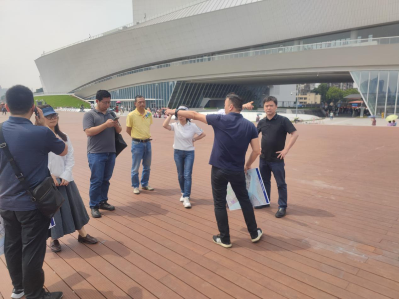 5月15日上午，廣州市規(guī)劃和自然資源局調(diào)研組到花地街轄內(nèi)進行現(xiàn)場調(diào)研，花地街道相關(guān)科室負責人及相關(guān)工作人員陪同B.png