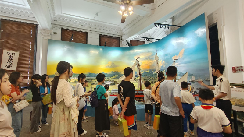 7月17日上午，在花地街道公衛(wèi)委的指導(dǎo)下，花地街道計劃生育協(xié)會開展來穗“小候鳥”暑期關(guān)愛活動暨粵海關(guān)博物館研學(xué)之旅B.png