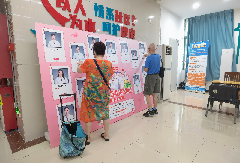 圖1.居民為自己喜愛的家庭醫(yī)生送上小紅花.jpg