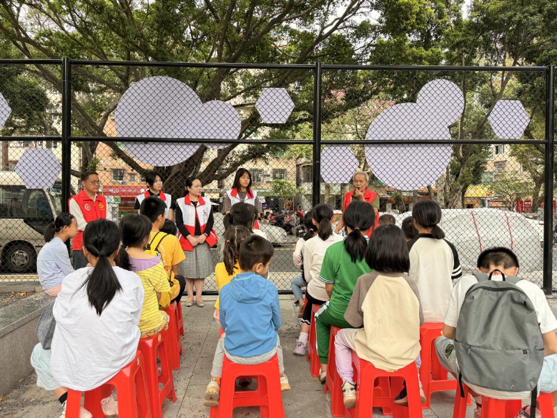 在榕樹(shù)下宣講.png