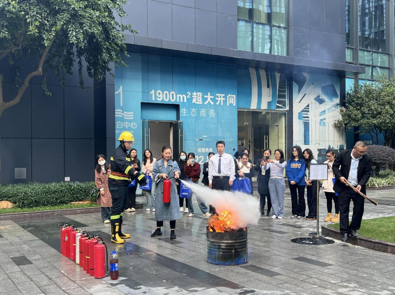 11月22日下午，花地街道辦事處、花地派出所、消防救援大隊(duì)、水上消防救援站、荔灣中心醫(yī)院聯(lián)合立白凱晟安委會(huì)、富凱實(shí)業(yè)、展?jié)晌飿I(yè)等企業(yè)在立白中心中庭廣場(chǎng)舉辦2024年度消防宣傳月以及消防疏散演練活動(dòng)，花地街道黨工委書記甘偉俊、綜合行政執(zhí)法隊(duì)隊(duì)長(zhǎng)陳金應(yīng)參加本次活動(dòng)C.png