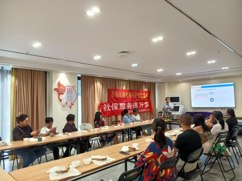 圖：進(jìn)社區(qū) 為群眾答疑解惑.png