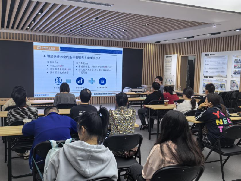圖：進(jìn)服務(wù)大廳 政策宣講入民心.jpg