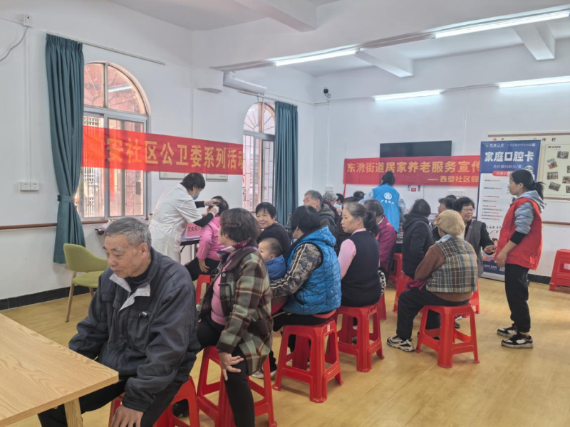 活動(dòng)現(xiàn)場(chǎng)社衛(wèi)醫(yī)生為居民貼耳穴壓豆.png