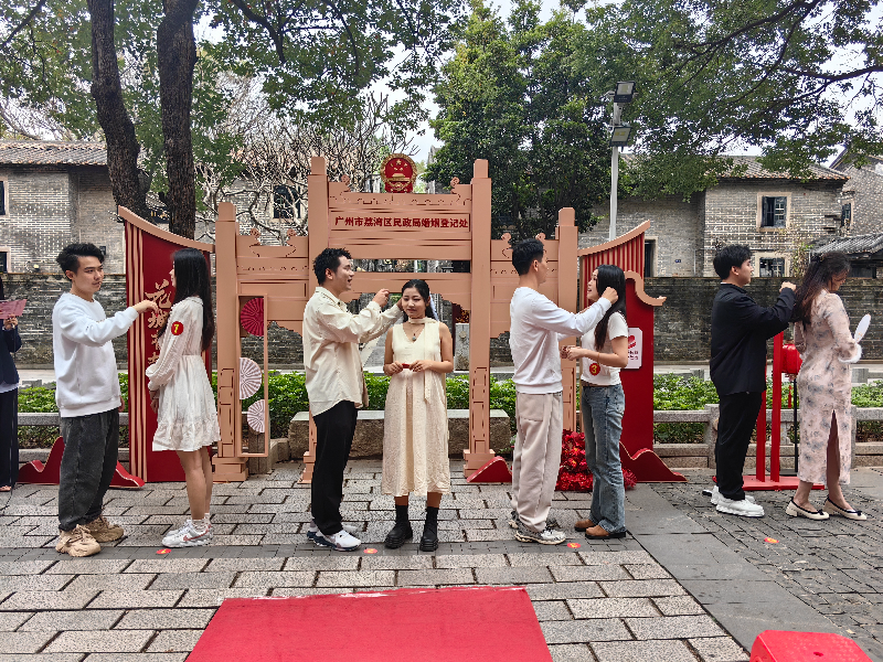 （圖：新人在行傳統(tǒng)婚俗儀式中的上頭禮。）.jpg