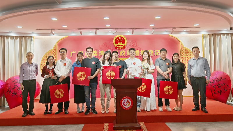 區(qū)民政局：舉辦集體頒證活動(dòng)，用儀式感助力新人“持證上崗”（組圖）