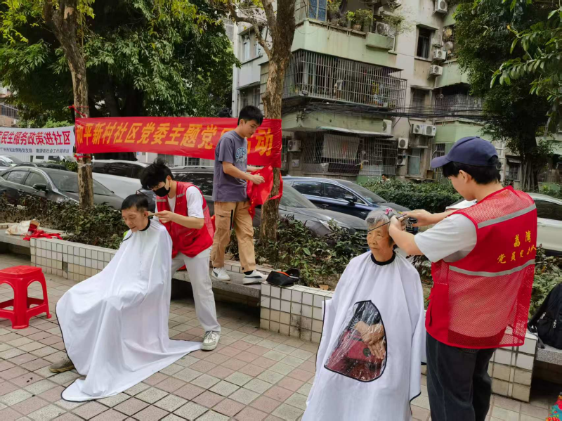 南源街道社工站和愛心義剪服務(wù)隊(duì)的成員為老人家理發(fā)（2）.png