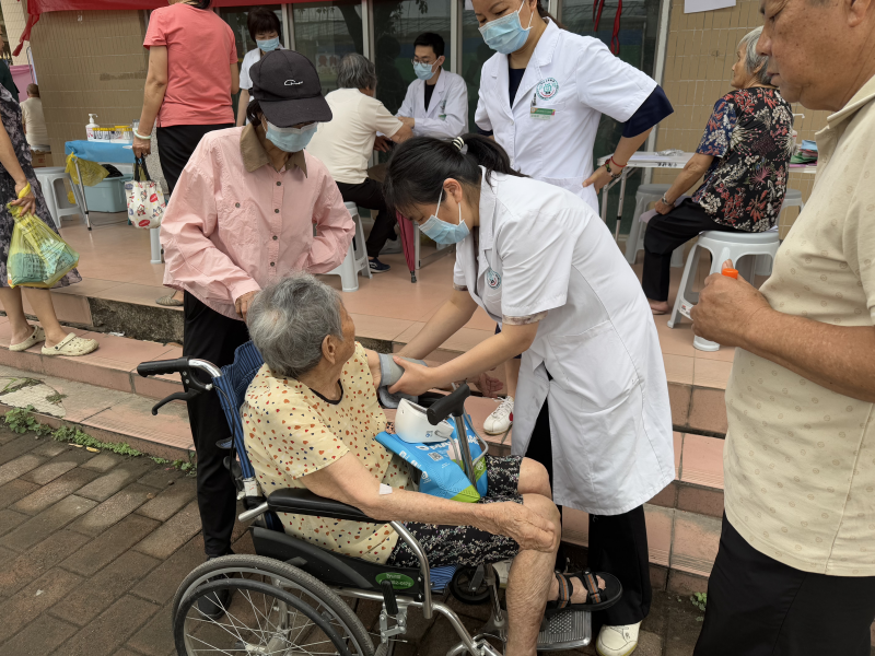 中南街：海南社區(qū)開展“百醫(yī)護老”黨旗紅惠民工程義診服務(wù)活動（組圖3）.png