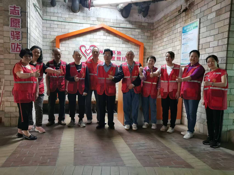 以隊長羅偉球為首組建的社區(qū)有“球”必應(yīng)志愿服務(wù)隊.png