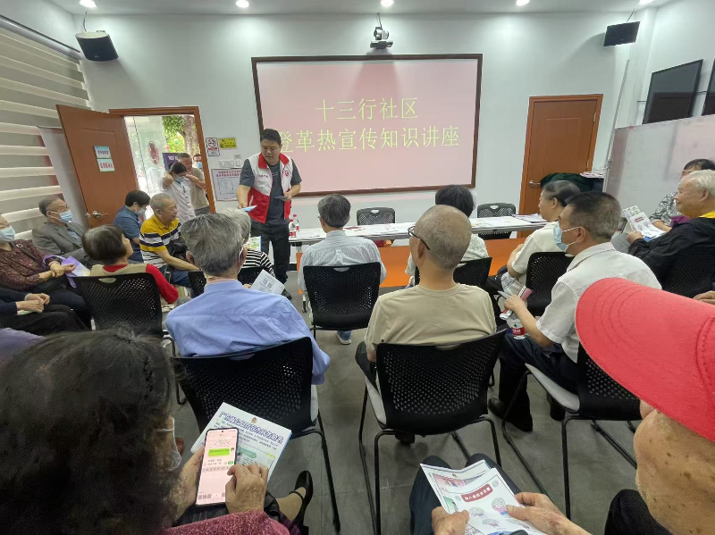 圖：社區(qū)工作人員向居民詳細(xì)介紹登革熱相關(guān)知識(shí).jpg