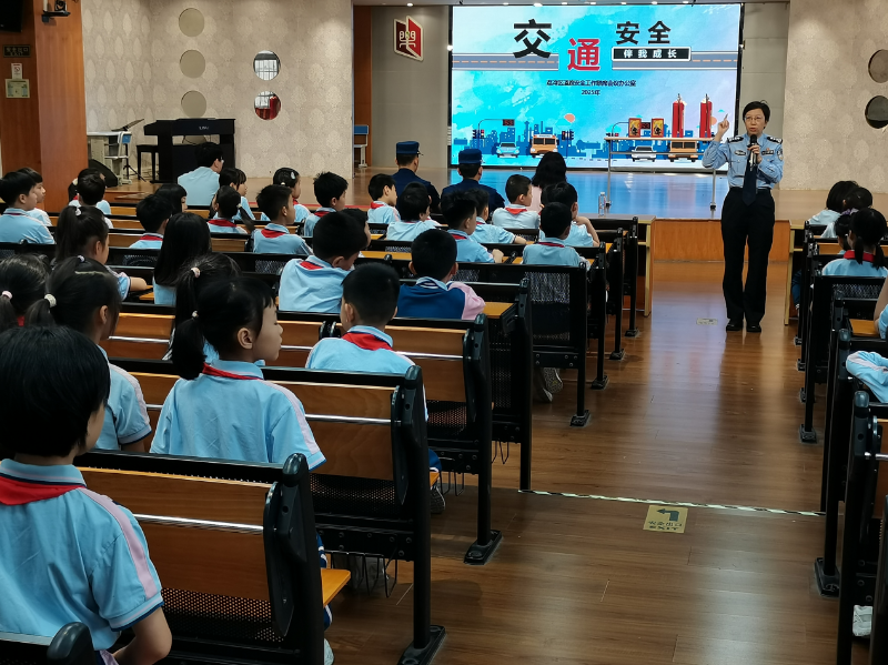 逢源街派出所陸警官給學(xué)生們講解交通安全知識.png