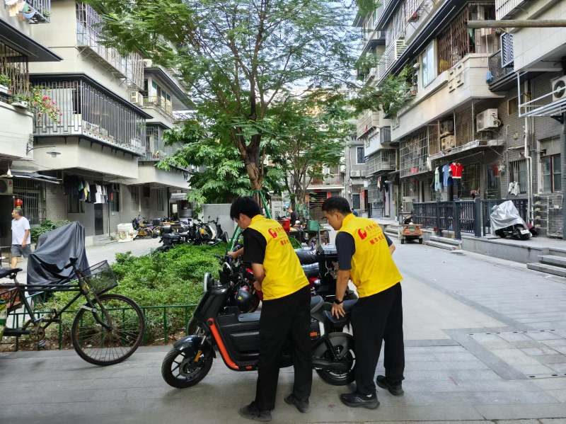 耀華社區(qū)微管家開展日常電動車秩序管理.jpg