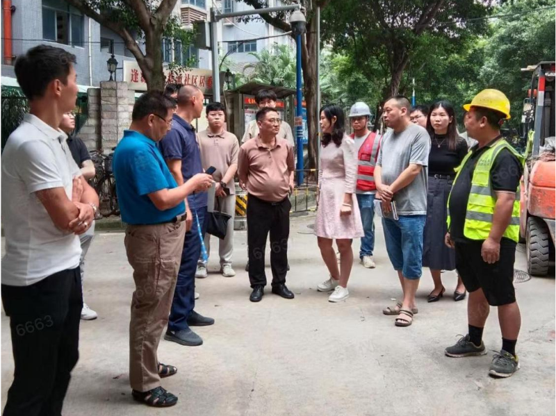 街黨工委主要負(fù)責(zé)人現(xiàn)場調(diào)研寶盛沙地街改造方案.png