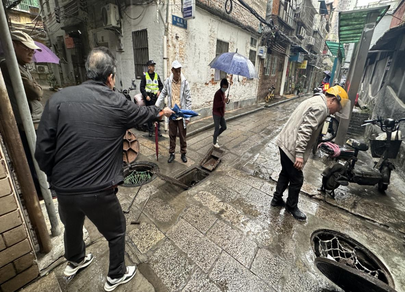 施工方認(rèn)真排查幸福南直大樓管道.png