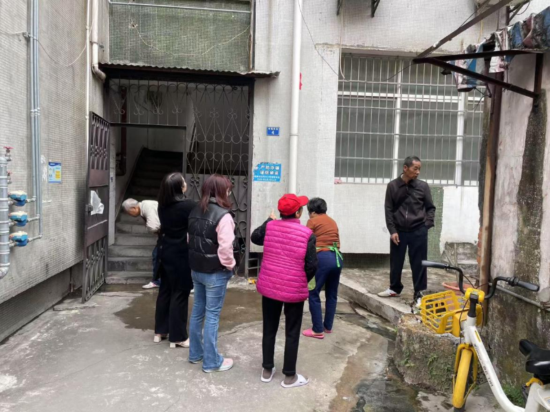 多次走訪幸福南直大樓現(xiàn)場聽取居民意見.png