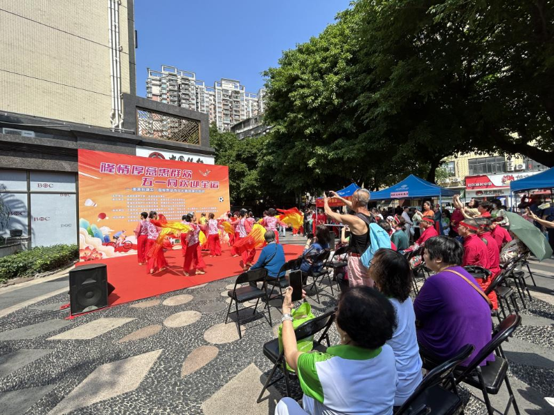 精彩紛呈的演出節(jié)目吸引街坊圍觀.png