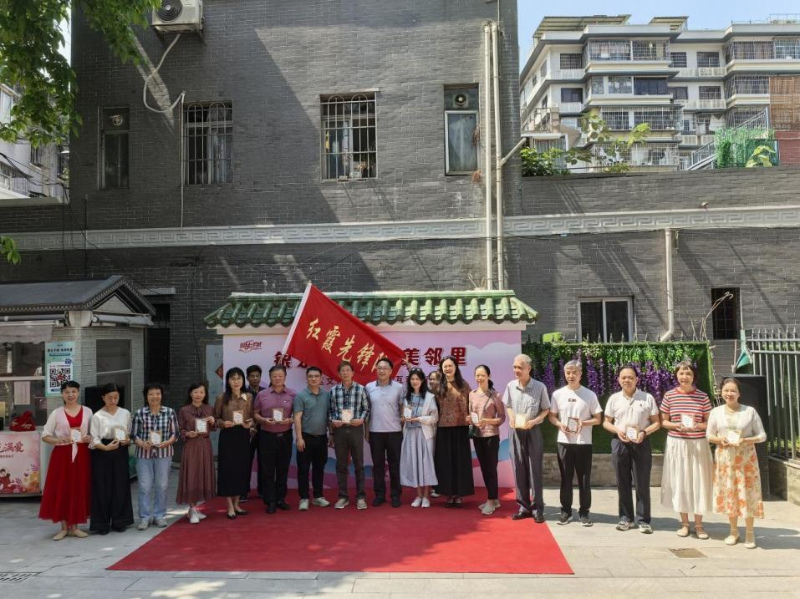 為“銀齡園丁紅霞先鋒隊”支教志愿者頒發(fā)榮譽(yù).png