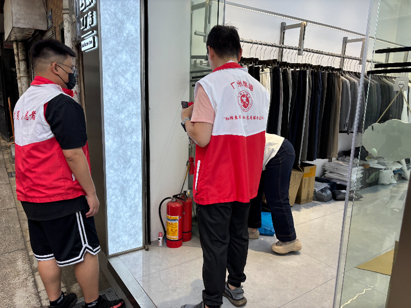 圖：志愿者檢查商戶消防設(shè)施.jpg
