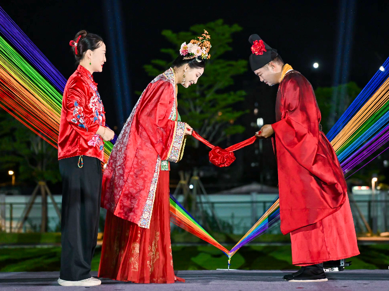 （圖：“大妗姐”帶領(lǐng)新人體驗三拜禮）.jpg
