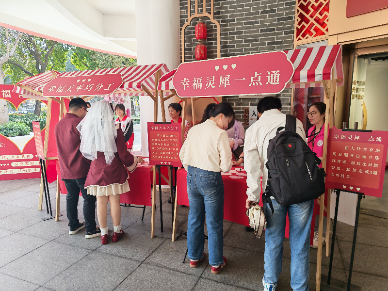 圖：互動攤位吸引新人們駐足參與.jpg