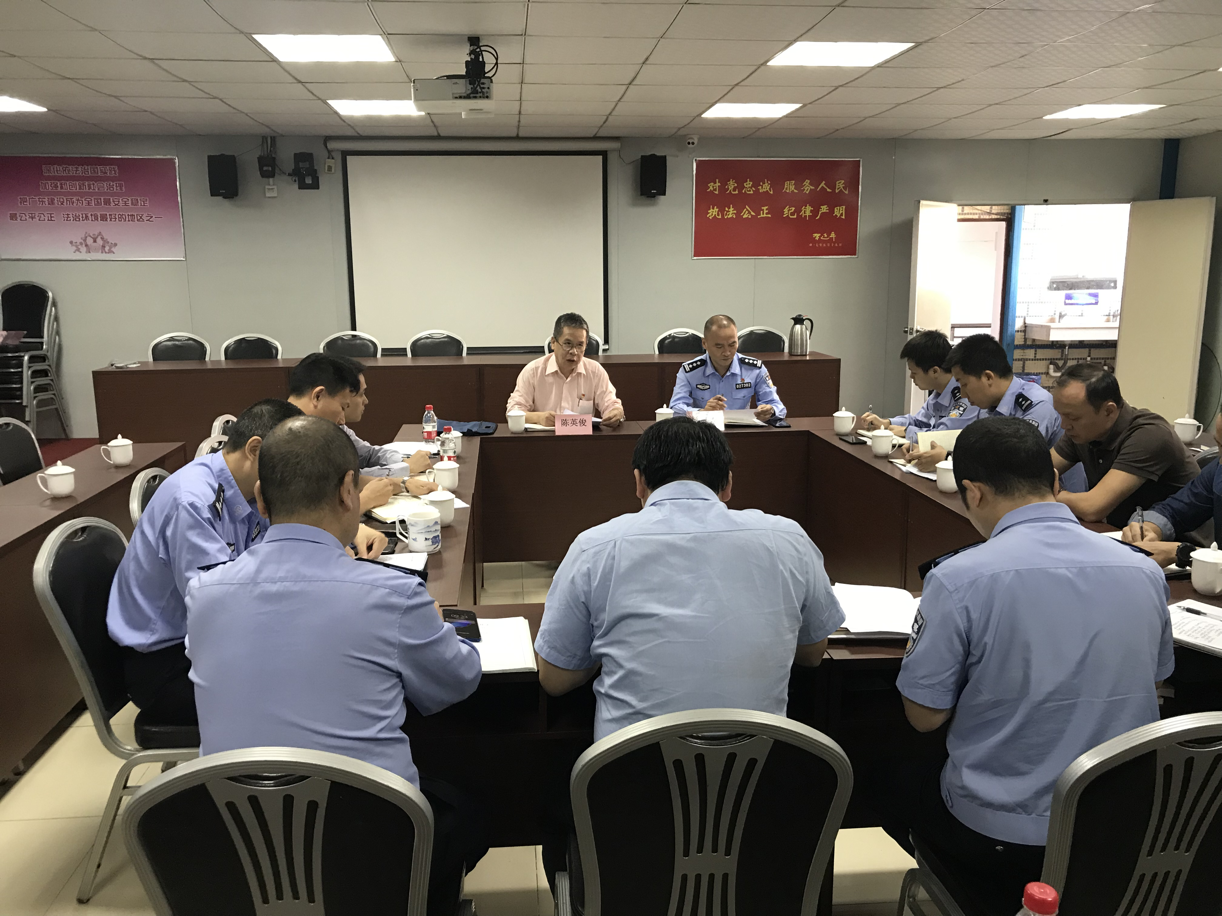 （圖：區(qū)委政法委副書記主持研判現(xiàn)場）