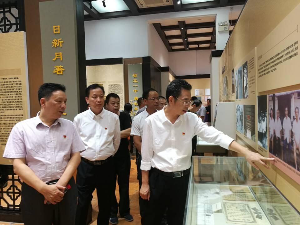 （圖：區(qū)批導(dǎo)一組副組長和街領(lǐng)導(dǎo)班子成員細看“紅色啟蒙”）