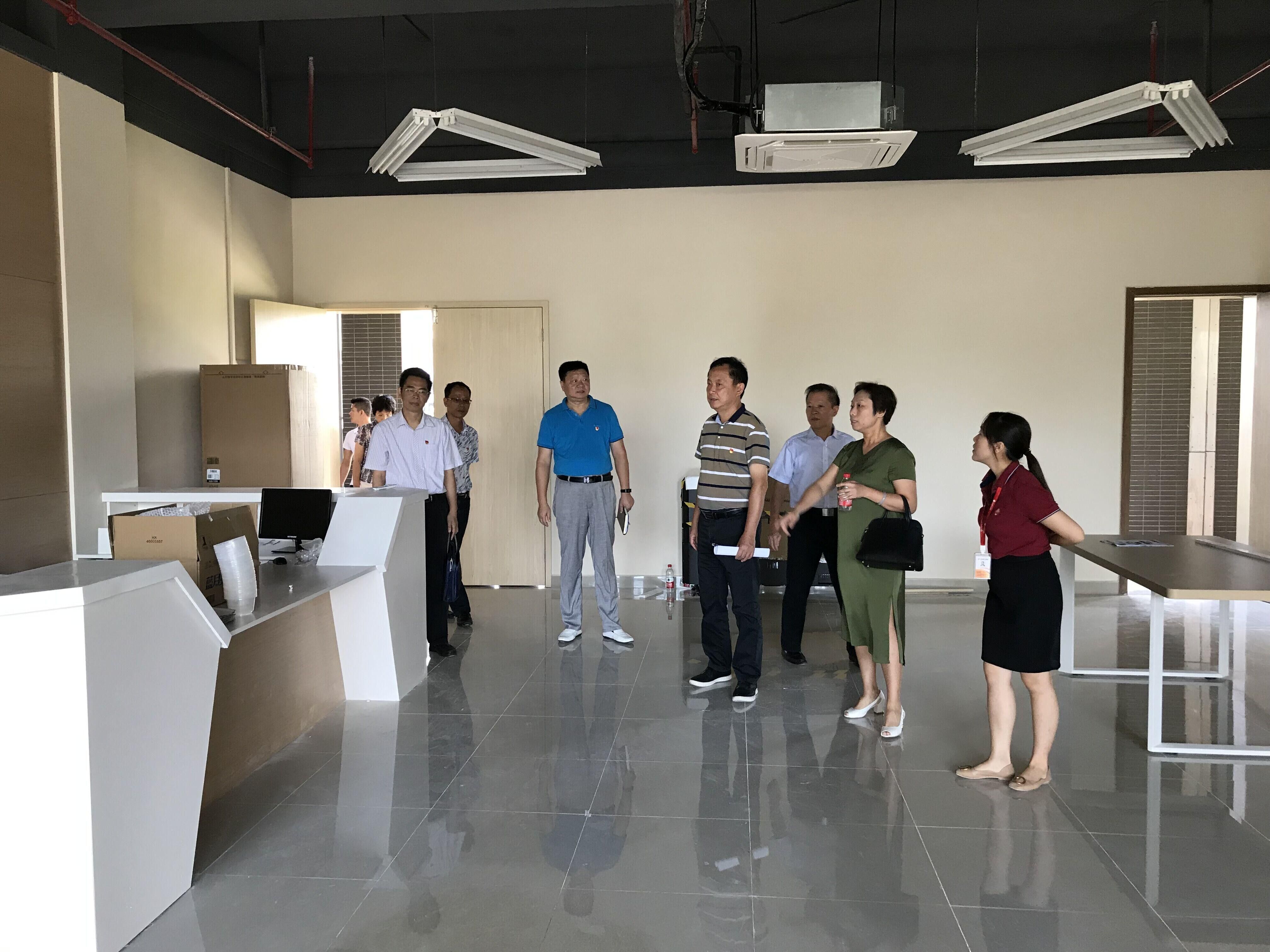 （圖：西村街領(lǐng)導(dǎo)調(diào)研和苑社區(qū)居家養(yǎng)老項(xiàng)目現(xiàn)場(chǎng)）