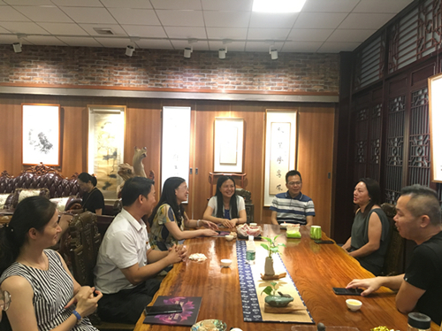 （圖：區(qū)婦聯(lián)調(diào)研組到東漖街企業(yè)調(diào)研）