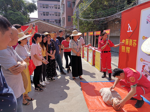 圖2：安全培訓(xùn)講師向黨員群眾講授消防安全以及急救知識