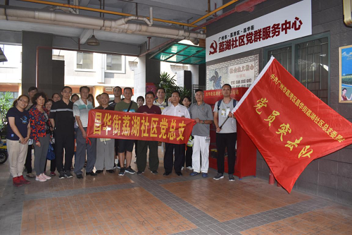 （圖：昌華街武裝部部長宣講黨課后組織黨員突擊隊參與社區(qū)垃圾宣傳并合影留念）