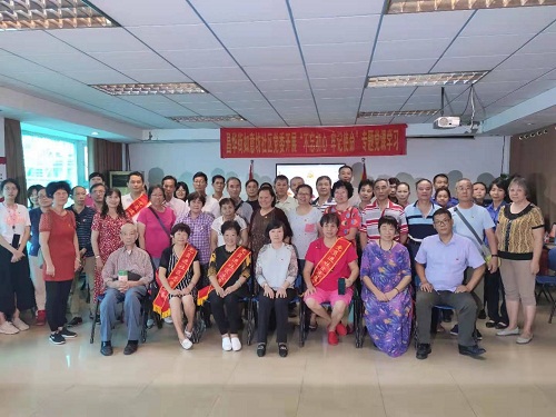 （圖：昌華街如意坊社區(qū)開展“不忘初心  牢記使命”主題教育專題黨課后合影）